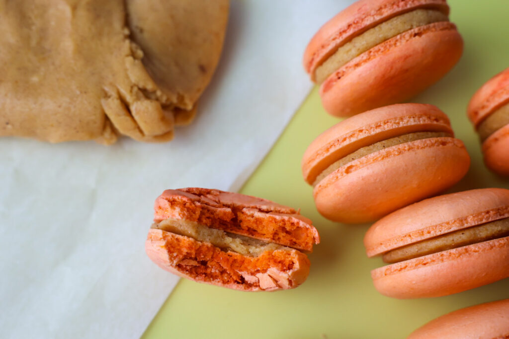 http://kristinmakescakes.com/wp-content/uploads/2022/09/close-up-bit-macaron-1024x683.jpg